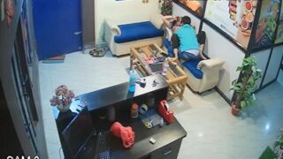 Liburan Kantor, Si Cowok Nyuselin Lidah Ke Payudara Susu Temen Ceweknya.