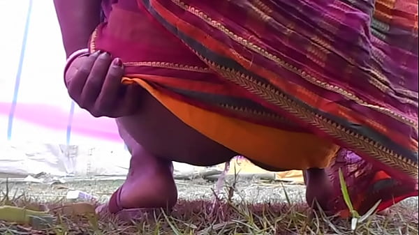 Desi Bulu Lebat, Cewek Becek Pipisnya