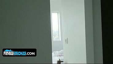 Ibu Tiri Berambut Pirang Montok Daisy Stone Diguyur Air Mani Kakak Tiri Yang Horny