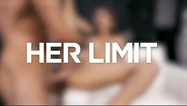 Cewek Asia Langsing Pake Lingerie Pink… Diminyaki, Kontolnya Dimasukin Dalem Lubang Pantat Keras-keras.