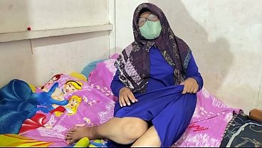 Wanita Berhijab Lagi Mainin Diri Sendiri, Nikmatin Sensasi Panas Di Balik Kain.