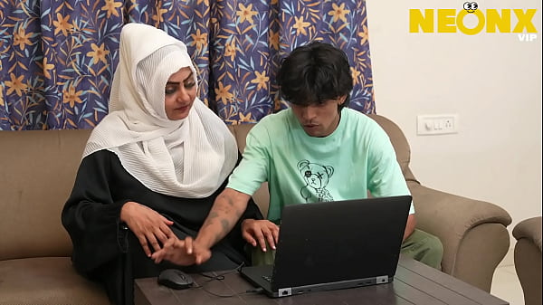 Hijab Cewek Ketahuan Bokep Sendiri Sama Kakak Tiri